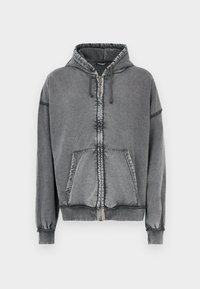 Hanorac gri cu fermoar, textură moale, cu glugă ajustabilă, buzunare frontale și manșete rib pentru o potrivire confortabilă. Detalii uzate de-a lungul cusăturilor.