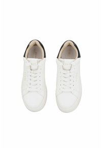Witte leren sneakers met zwarte accenten, met een ronde neus, een gevoerde kraag en platte veters. Logo zichtbaar aan de zijkant.