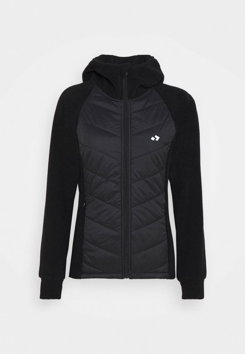 Veste noire à capuche avec panneau avant matelassé, fermeture éclair intégrale, manches longues et petit logo blanc sur la poitrine gauche.