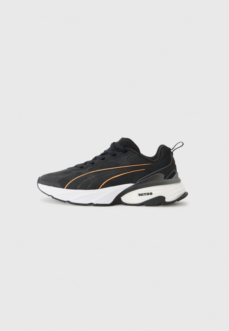 Zapatillas deportivas negras con acentos naranjas, parte superior de malla y sintético, media suela acolchada y suela de goma con diseño texturizado.