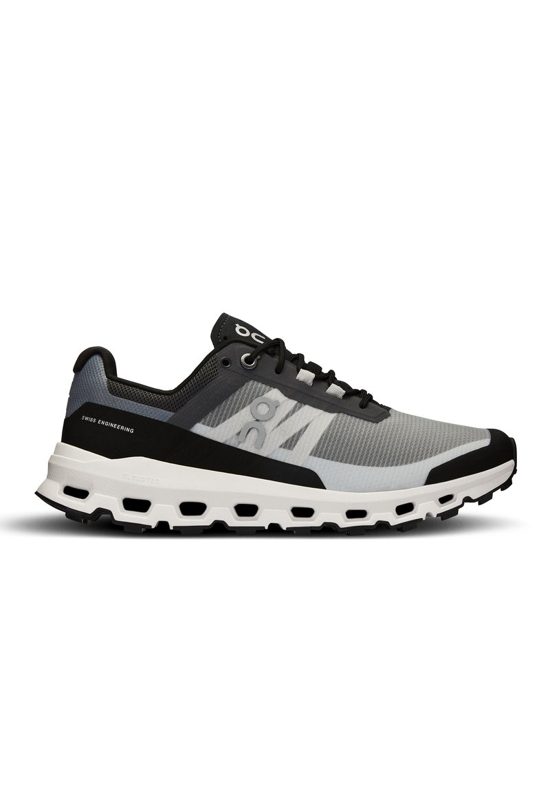 Chaussure de running gris clair et noir avec une semelle blanche amortissante, des lacets noirs et le texte « Swiss Engineering » sur le côté du talon.
