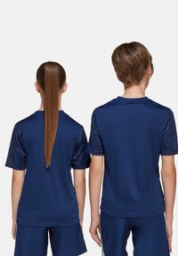 Magliette sportive navy con maniche nere testurizzate, maniche corte, design a collo rotondo e tessuto liscio, mostrate di spalle.