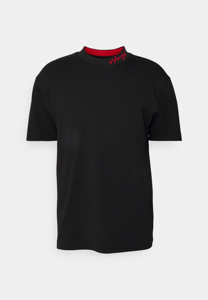 T-shirt nera a maniche corte con colletto alto, caratterizzata da un girocollo interno rosso e un sottile dettaglio del logo ricamato rosso. Tessuto morbido.