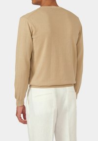 Oscar Jacobson VALTER ROUNDNECK - Stickad tröja - beige pine