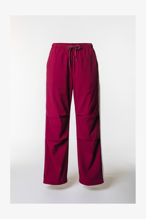 Maroon värvi püksid, valmistatud kergest kangast, millel on paelaga vöökoht ja külgedel kontrastset materjali ning dekoratiivse äärisega aksendid.