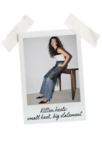 Czarne koturny na wysokim obcasie z ostrym noskiem, zestawione z ciemnoniebieskimi dżinsami w fasonie dzwonów oraz dopasowanym czarno-białym pasiastym topem. Ozdobne akcenty koronkowe.