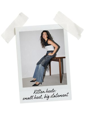 Črne kitten petke s oglatim nosom, v kombinaciji s temno modrimi flare kavbojkami in prilegajočo črno-belo črtasto majico. Okrasni čipkasti detajli.