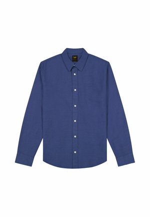 Camisa de manga larga con botones en color azul oscuro sólido, con cuello y botones blancos, con un pequeño logotipo en el pecho.