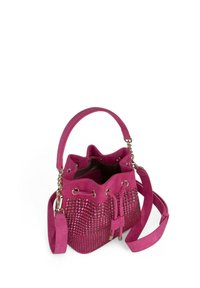 Bolso tipo bucket de ante rosa con parte frontal tachonada, cierre con cuerda y doble asa. Incluye una correa para el hombro desmontable con detalles metálicos.