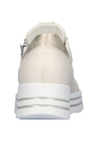 Beige lederen sneaker met een gestructureerde afwerking, metalen gouden accent bij de hiel en een dikke witte zool met zilveren details.