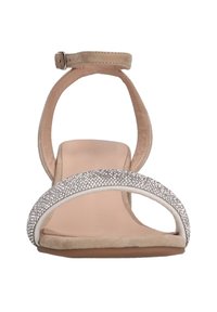 Sandal con tacco alto beige, con una fascia di strass scintillanti, design con punta aperta, cinturino alla caviglia regolabile e morbida texture di suede.