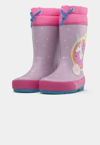 Bottes de pluie violettes pour enfants, avec des semelles et des bords roses, décorées d'étoiles blanches et d'un patch en forme de donut avec une licorne sur le côté.