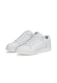 Weiße Leder-Sneaker mit runder Zehenform, Schnürverschluss, strukturierten Akzenten und minimalem Branding in Gold auf der Zunge. Flache Gummisohle.