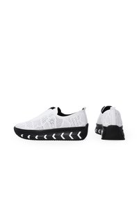 Weiße Slipper mit einem durchbrochenen Design, schwarzem Gummisohle und Zickzackmuster an der Seite. Mit abgerundetem Zehenbereich und Fersenakzenten.