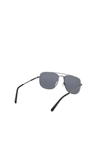 Lunettes de soleil en métal avec des verres teintés gris, monture fine et branches noires droites. Elles sont dotées de plaquettes de nez réglables pour un confort optimal.