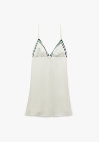 Vestido de satén blanco con tirantes finos, escote en forma de V con bordes acentuados en verde y negro, textura suave, diseño hasta la rodilla.