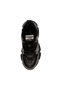 Sneaker nera con tomaia texture, impreziosita da embellimenti in strass argentati, suola robusta e lacci neri. Design moderno e sportivo.