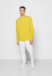 Nike Sportswear CRW - Camisola - vivid sulfur/white