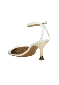 Sandal con tacco trasparente, superiore in pelle bianca, parte anteriore trasparente e tacco triangolare con accenti dorati. Dotato di una cintura regolabile alla caviglia.