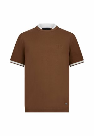 Camiseta marrón de punto de manga corta con ribete blanco en el cuello y los bordes de las mangas, pequeño logo en relieve en el pecho y etiqueta metálica cerca del dobladillo.