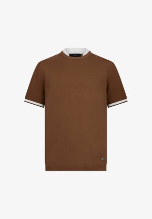 Pruun lühikeste varrukatega kootud särk, millel on valge ääris krae ja varruka servade ümber, väikese reljeefse logoga rinnal ning metallist silt ääre lähedal.