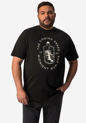 T-shirt in cotone nero con una grafica bianca di una bottiglia e la scritta "The Singing Snake Midnight Rum Bar 1966." Maniche corte, vestibilità rilassata.