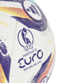 Fotbal UEFA Women's Euro 2025 v bílé barvě s fialovými, oranžovými a modrými akcenty; má texturovaný povrch a vystouplé loga.