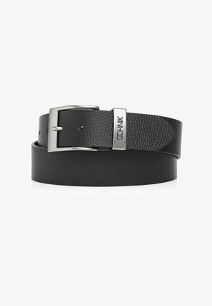 Czarny skórzany pasek o fakturze z prostokątną srebrną klamrą i metalową pętlą z wygrawerowaną nazwą marki "OCHNIK".