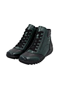 Sneaker alte in pelle verde scuro con accenti neri, dotate di lacci neri, cuciture laterali testurizzate e una suola in gomma.