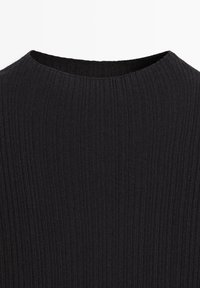 Czarny prążkowany sweter dzianinowy z okrągłym dekoltem, pokazany w zbliżeniu z naciskiem na górną część klatki piersiowej i obszar kołnierza.