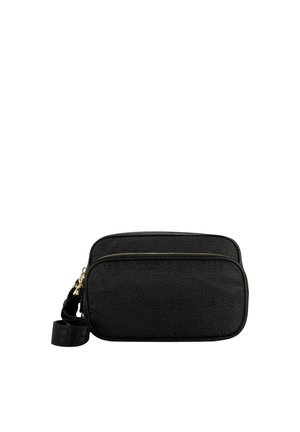 Lille sort rektangulær crossbody taske med to lynlåslommer og en justerbar rem på hvid baggrund.