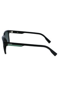 Ochelari de soare din plastic negru, cu lentile colorate. Brațele au o dungi accent verde și un logo, având un design elegant, unghiular.