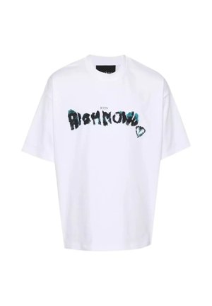 T-shirt bianco in cotone con vestibilità oversize, caratterizzato da testo multicolore "JOHN" e "RICH NOW" in uno stile a pennellate e un piccolo cuore decorativo.