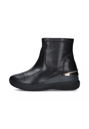 Stivale alla caviglia in pelle nera con punta rotonda, design elegante e un accento grigio e metallico a contrasto sul tallone. Suola piatta per il massimo comfort.