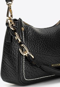 Zwarte leren schoudertas met een textuur, voorzien van gouden hardware en een kettingaccent. Witte stikdetails langs de randen.