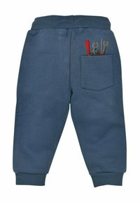 Pantaloni della tuta in cotone blu con vita e polsini a costine. Presentano una tasca posteriore con strumenti ricamati in rosso e grigio. Tessuto morbido.