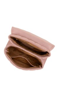 Růžová kožená kabelka s hladkým povrchem, která má dvě oddělení podšité béžovou látkou, s vyraženým logem značky.