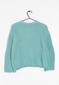 Sweter dzianinowy w jasnym turkusowym kolorze, z okrągłym dekoltem i luźnym krojem. Teksturowana tkanina z prążkowanym wykończeniem i akcentami w splocie warkoczowym na rękawach.