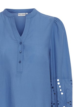Blauwe katoenen blouse met een V-hals, knoopdetails en geborduurde puffmouwen met uitsnijdingen.