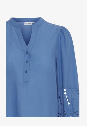 Blauwe katoenen blouse met een V-hals, knoopdetails en geborduurde puffmouwen met uitsnijdingen.