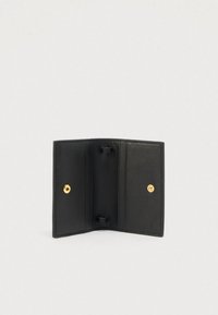 Μαύρο δερμάτινο πορτοφόλι με λεία υφή, με κούμπωμα με χρυσό κουμπί και θήκες για κάρτες σε κάθε πλευρά. Εμφανίζεται ανοιχτό.