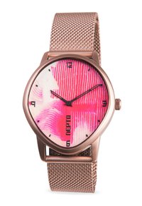 Rose gold metalur klokke med tårnform, en pink mønstret urskive, sorte timemarkører og mesh-rem. Har en krone ved 3-tiden.