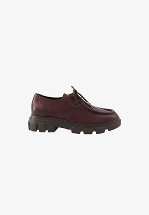Chaussure à lacets en cuir bordeaux avec une semelle noire épaisse et robuste, un bout arrondi et des coutures style mocassin sur fond blanc.