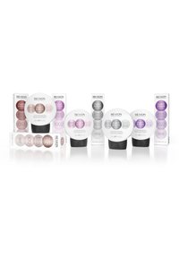Produits Revlon Nutri Color exposés. Récipients en crème blancs et noirs avec différentes nuances. Grandes boîtes avec des codes de couleur et des descriptions.