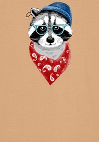 Illustration eines Waschbären, der eine blaue Brille und eine blaue Mütze trägt, mit einem roten Bandana, das weiße Paisleymuster auf beigem Hintergrund zeigt.
