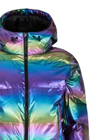 Hooded pufferjack met een reflecterende, iriscerende stof in verschillende tinten groen, blauw en paars. Zwarte binnenkant en ritsdetail.