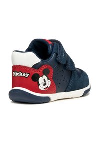 Scarpa per bambini blu navy con dettagli rossi e bianchi, caratterizzata da una grafica di Topolino. Realizzata in pelle e suede con chiusura a strappo.