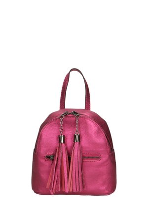 Mini zaino metallico rosa con forma arrotondata, dotato di due lunghe frange colorate, accessori in argento e una tasca frontale con zip.