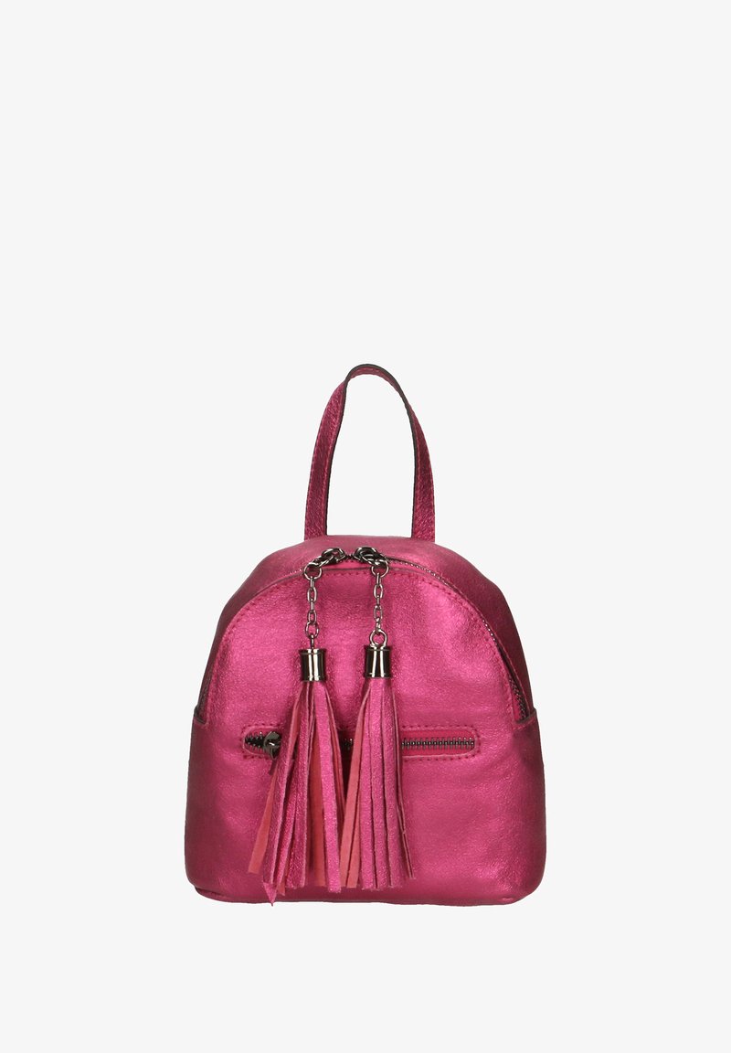 Mini sac à dos métallique rose en forme arrondie, avec deux longues franges colorées, des accessoires en argent et une poche zippée à l'avant.