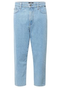 Jean en denim bleu clair à coupe droite, fermeture avant par bouton et fermeture éclair, passants pour ceinture et style cinq poches.